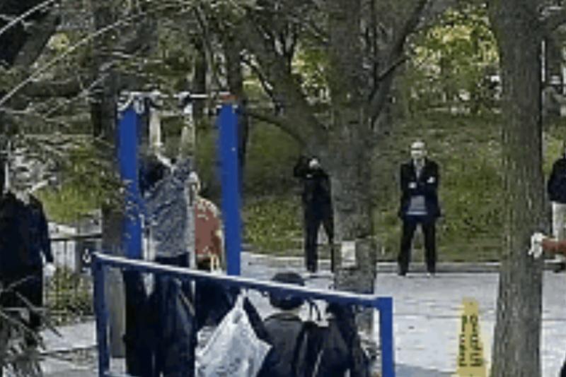 大叔在完成了14個大回環動作後,搖擺了兩下身體便失去了意識。(微博)