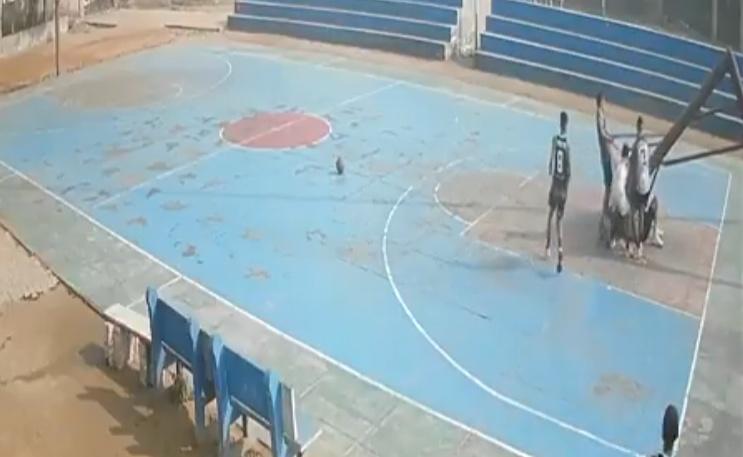 Hardik的隊友後來發現他被籃球架壓住,立即上前幫忙。(X)