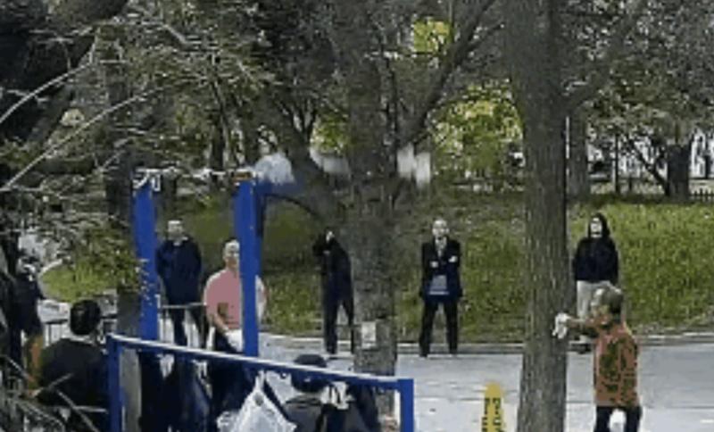 大叔用繩將手固定在單槓上進行大回環,吸引不少附近巿民圍觀。(微博)