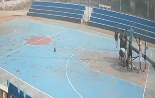 Hardik的隊友後來發現他被籃球架壓住,立即上前幫忙。(X)