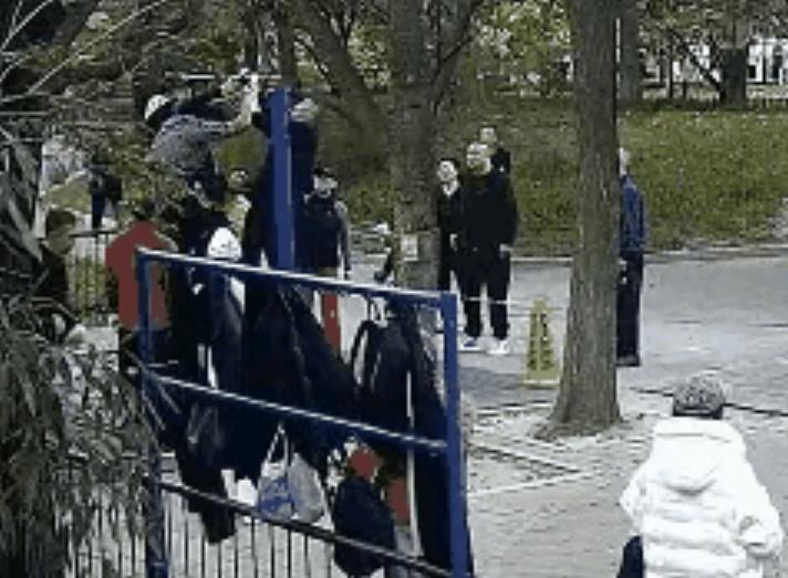 圍觀者見狀立即上前為大叔解下繩子。(微博)