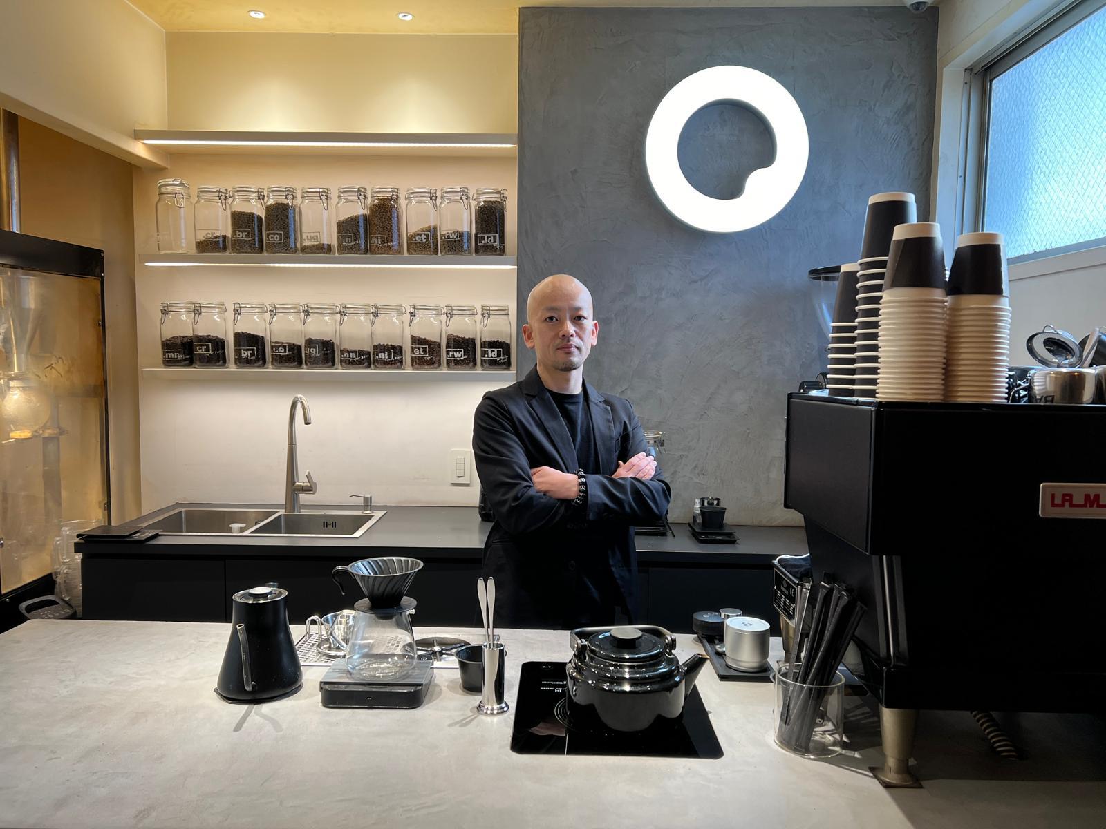 COFFEE BASE主理人「鬼追善久」專注於烘焙曲線的研發,風味層次獨樹一幟,深受本地居民與遊客喜愛。