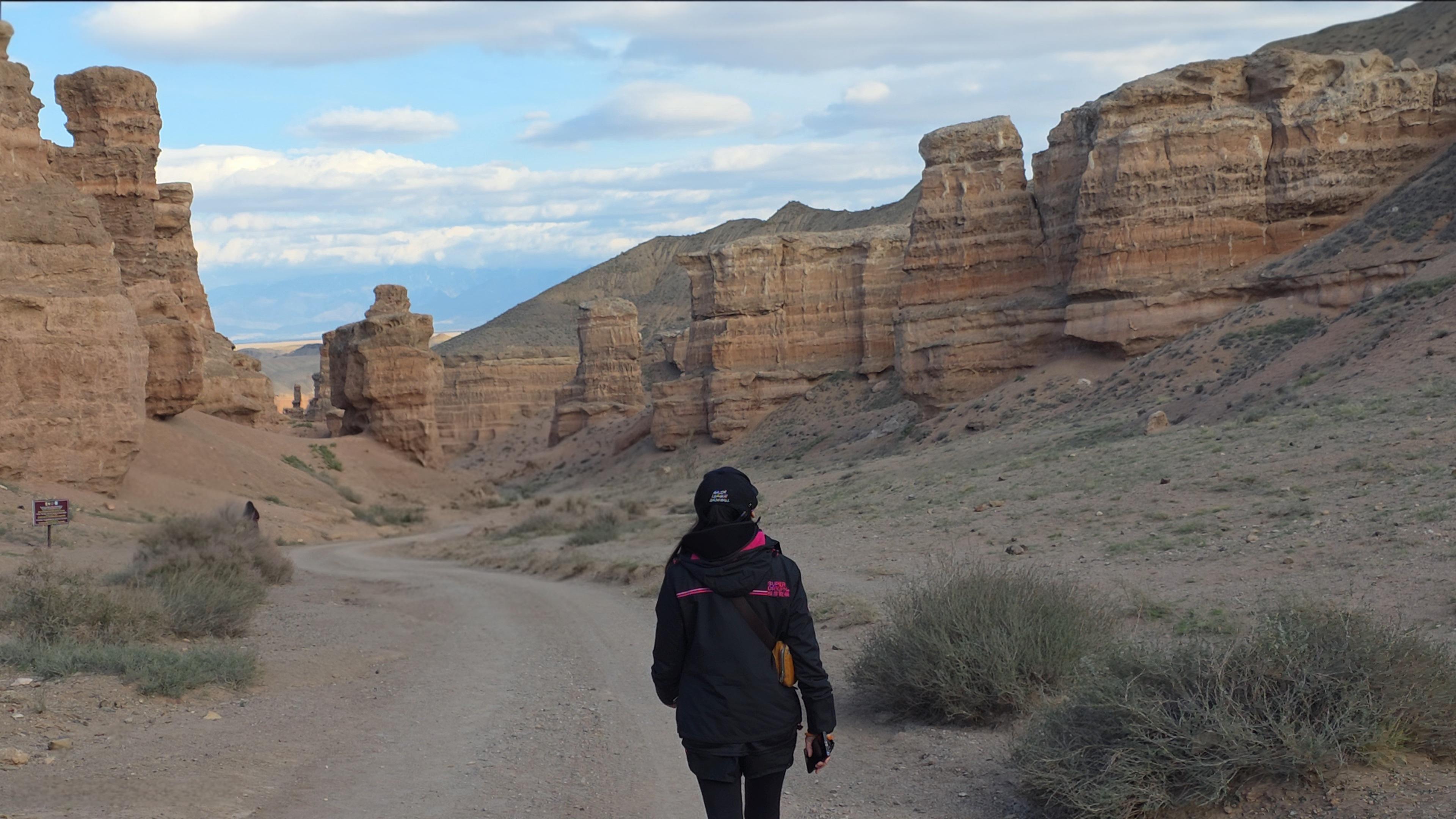 谷底步道全長約2.5公里,讓人游走在奇幻的「岩石城堡」之中。