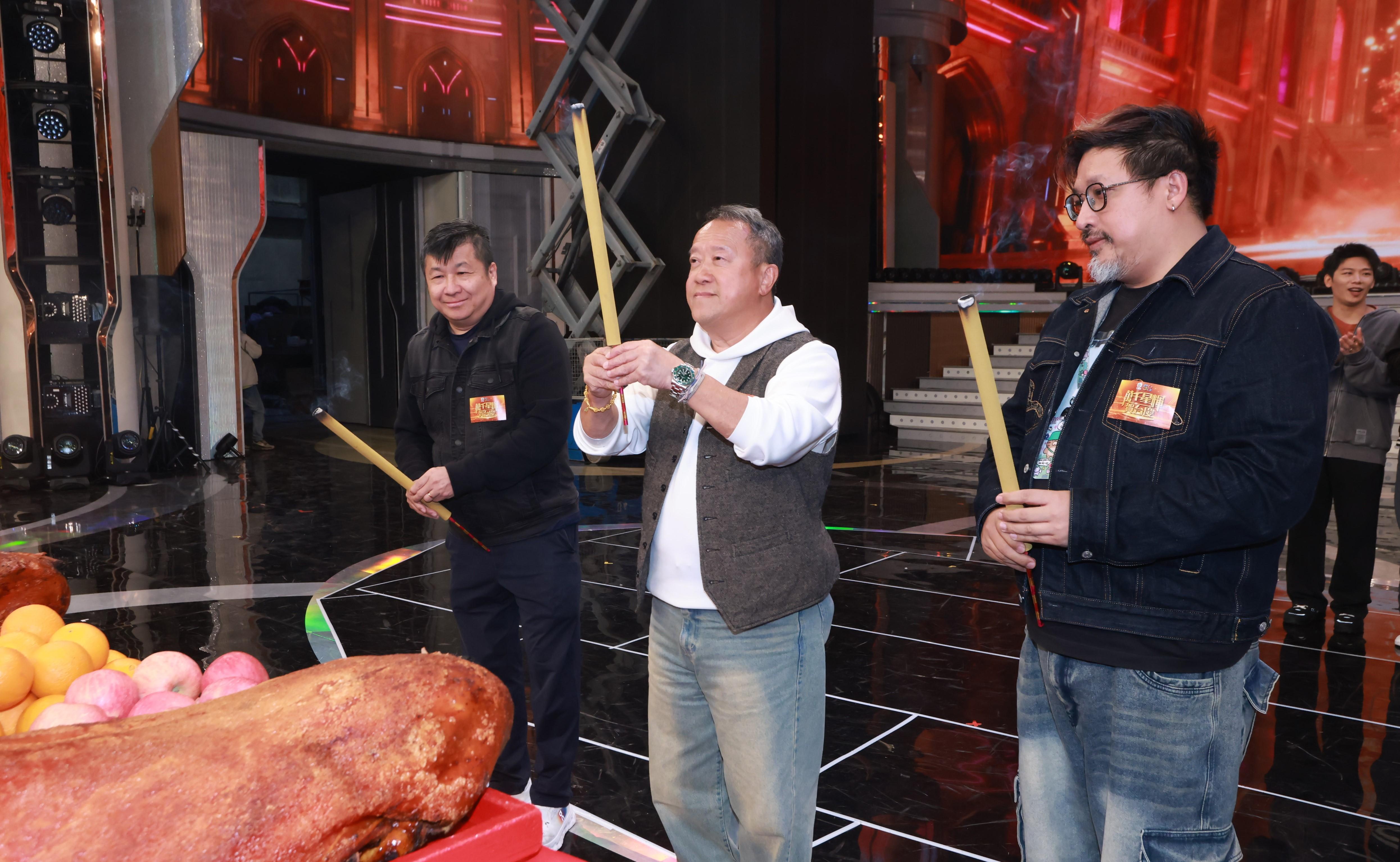 曾志偉率領一眾台前幕後為《萬千星輝賀台慶》進行拜神儀式,祈求節目一切順利。