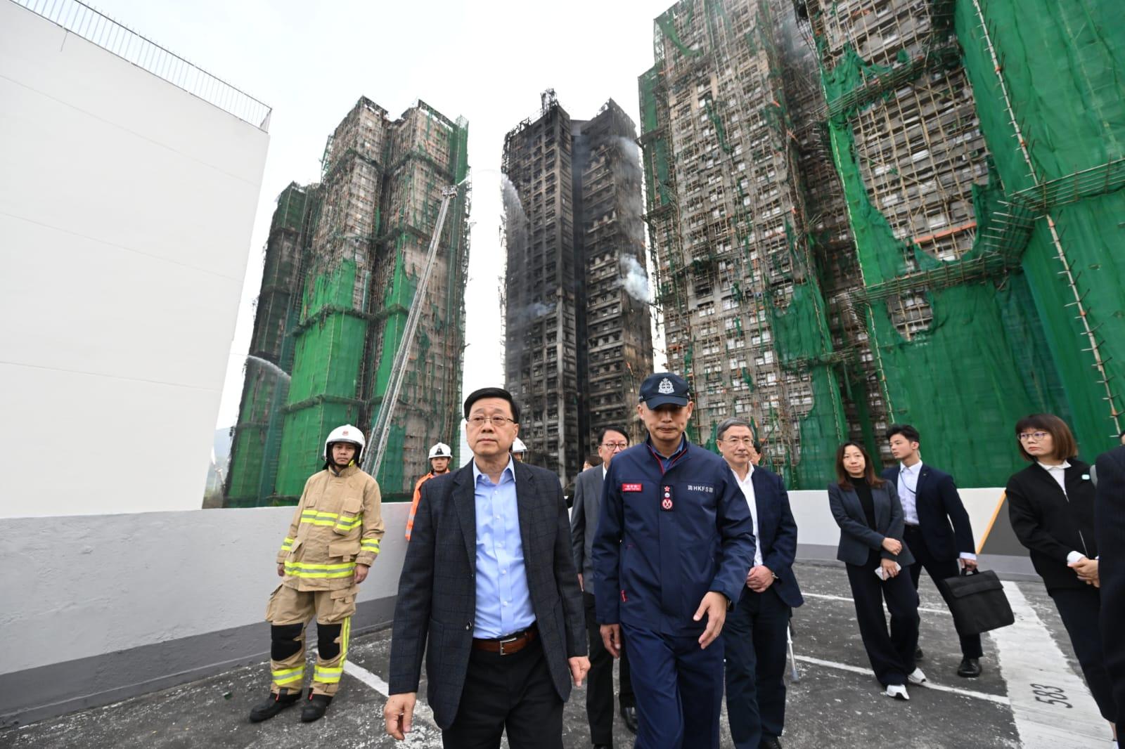 行政長官李家超下午到大埔宏福苑視察火警現場。