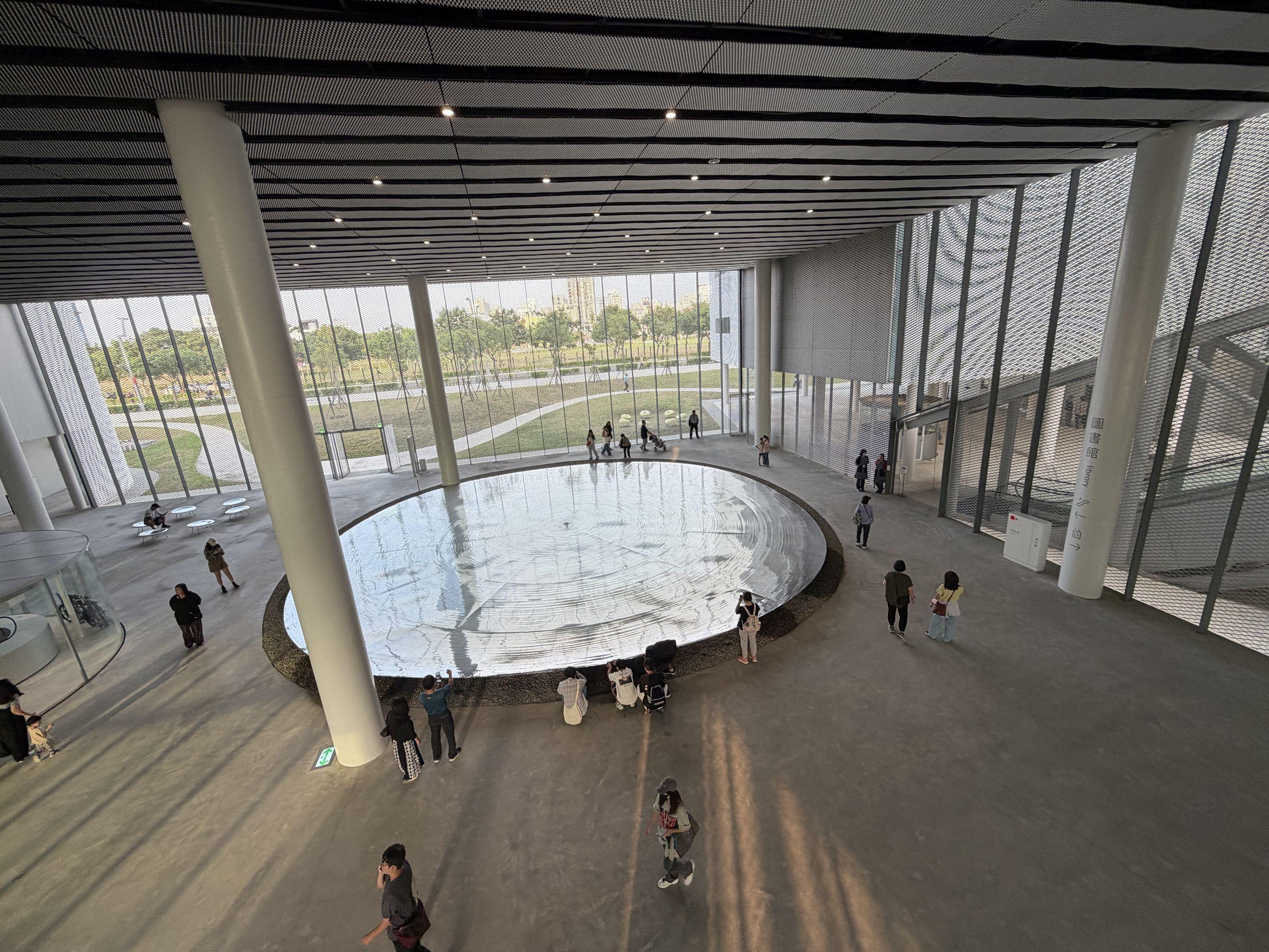 「綠美圖」圖書館書架特別設計為僅有三層高,讓讀者在閱讀的同時也能欣賞窗外綠意,真正實現將文化融入日常生活。