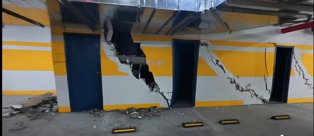 牆面出現巨大裂縫。(瀟湘晨報)