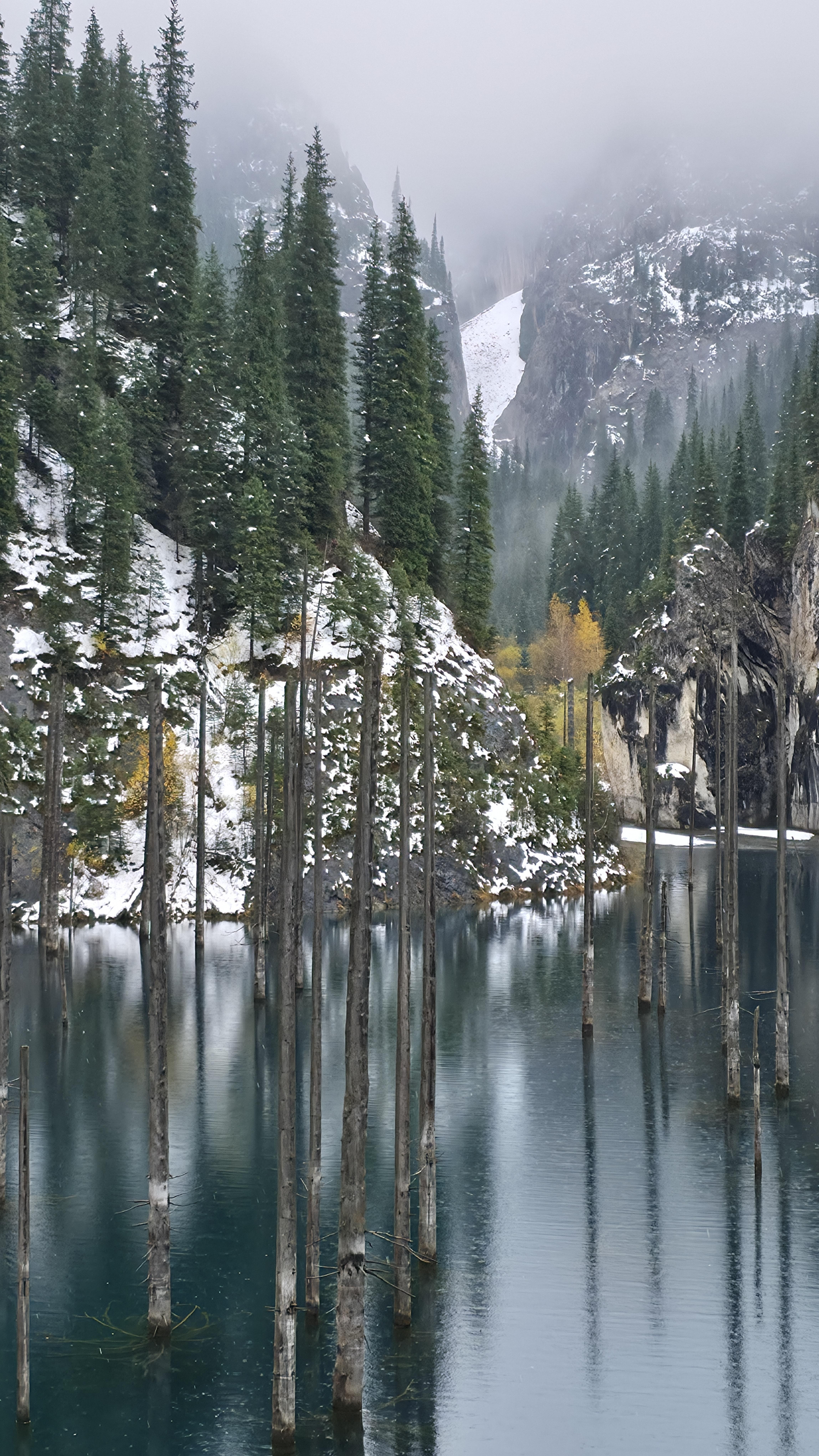 卡因迪湖以「沉沒森林」的景象聞名。它在1911年地震時形成,原先生長在谷中嘅雲杉,因為山泥傾瀉後被水淹沒,至今仍有樹幹伸出水面,加上湖色碧澄倒映如鏡,絕美!