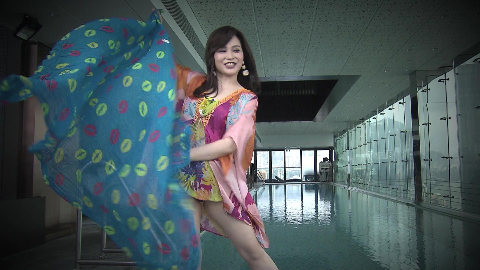 三太跟住有花俏斗篷式泳衣外搭、配「撞色」朱唇披肩…