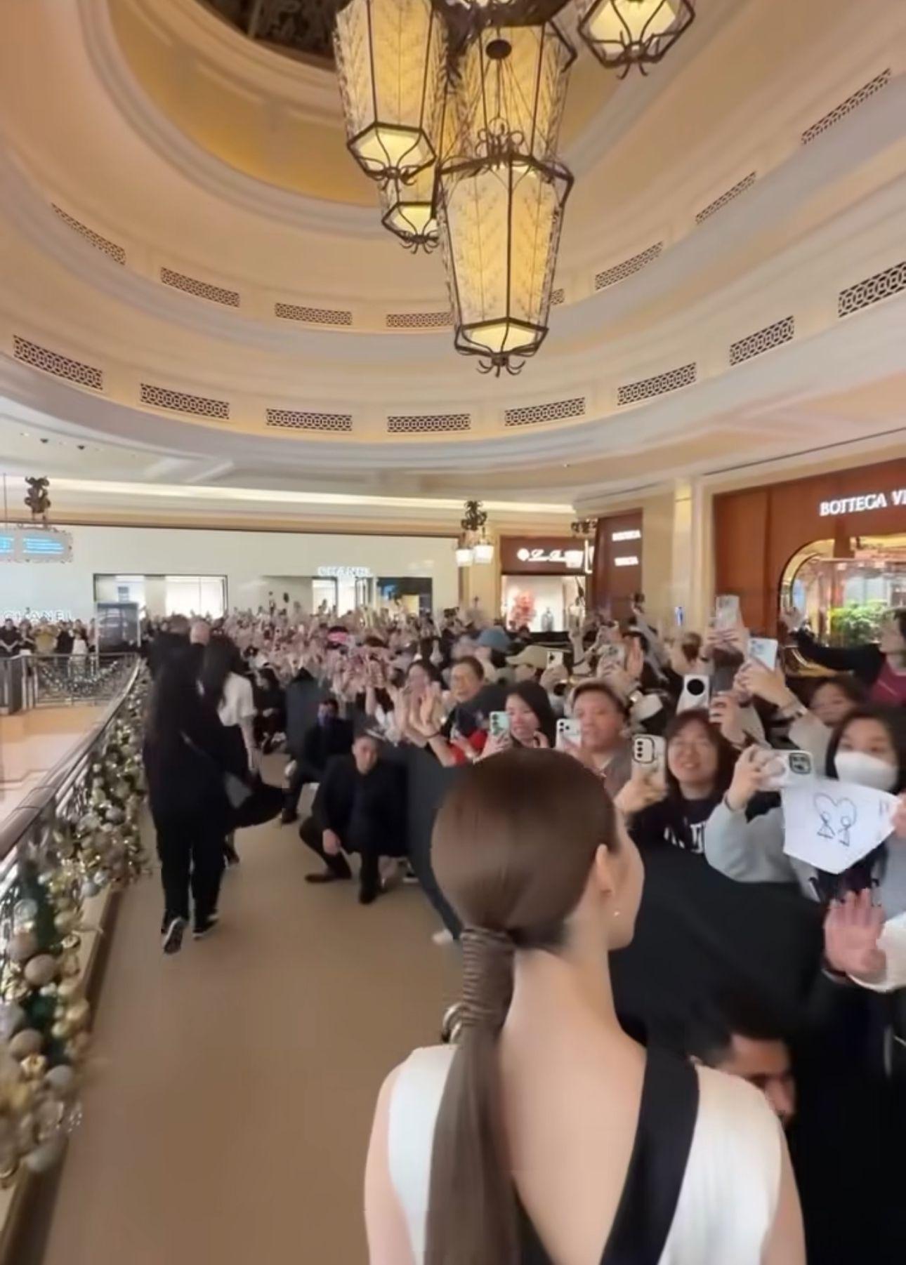 鄺玲玲、Orm現身澳門吸引大批fans支持。