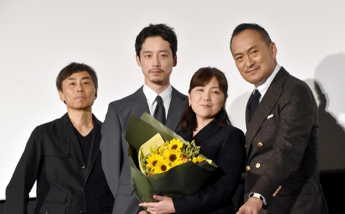 坂口健太郎夥拍渡邊謙的新片《盤上的向日葵》昨日於日本開畫。