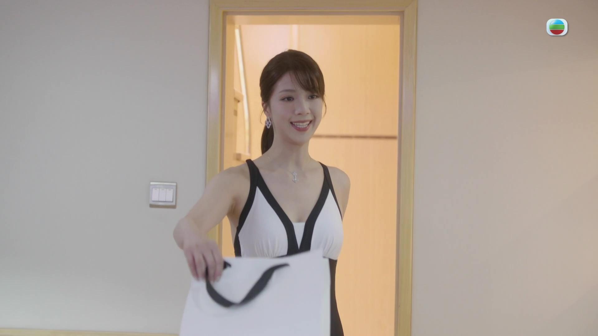 Hera嘅白滑美肌,成為呢套平腳泳衣Look嘅最大Talking Point。