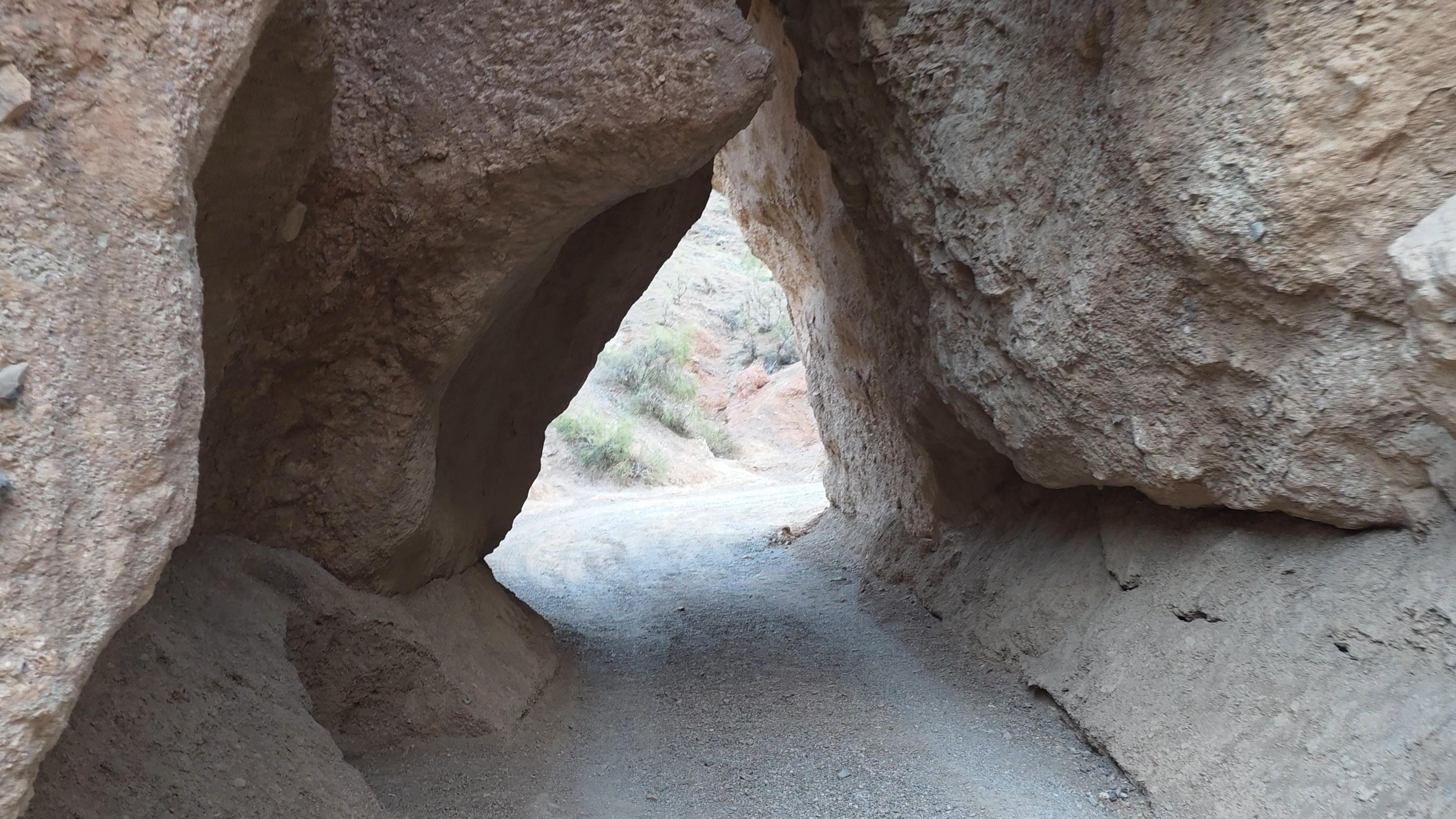 岩石交錯,也形成了短短的隧道。