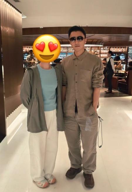 謝霆鋒大方答應粉絲合照的要求,相當親民!