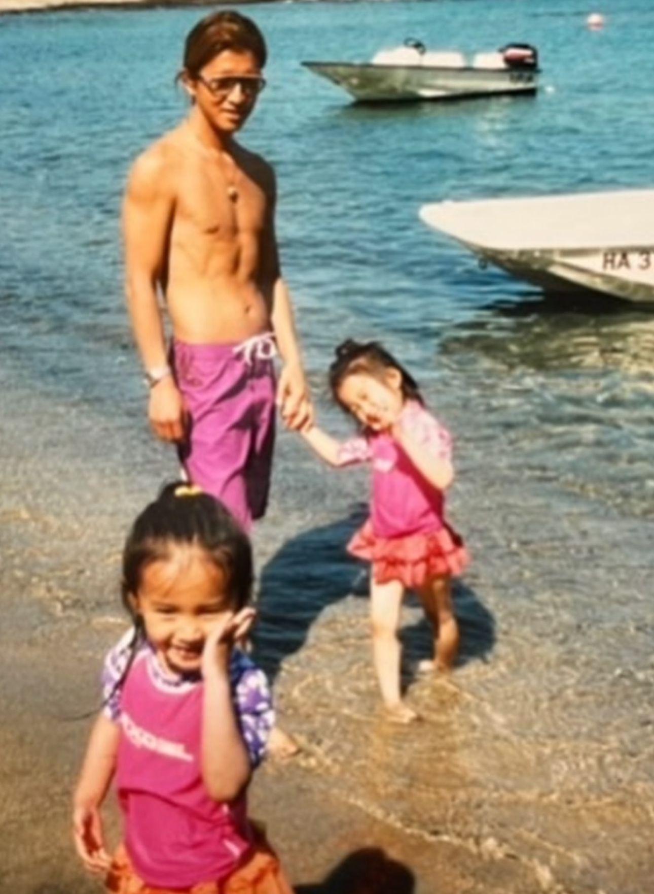 光希公開父親年輕時上身半裸的海邊照。