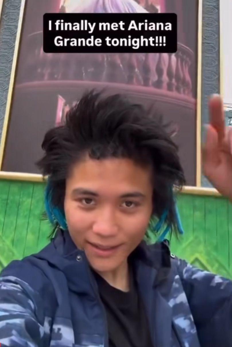 狂迷在網上炫耀能親近Ariana,並表示無事自拍。