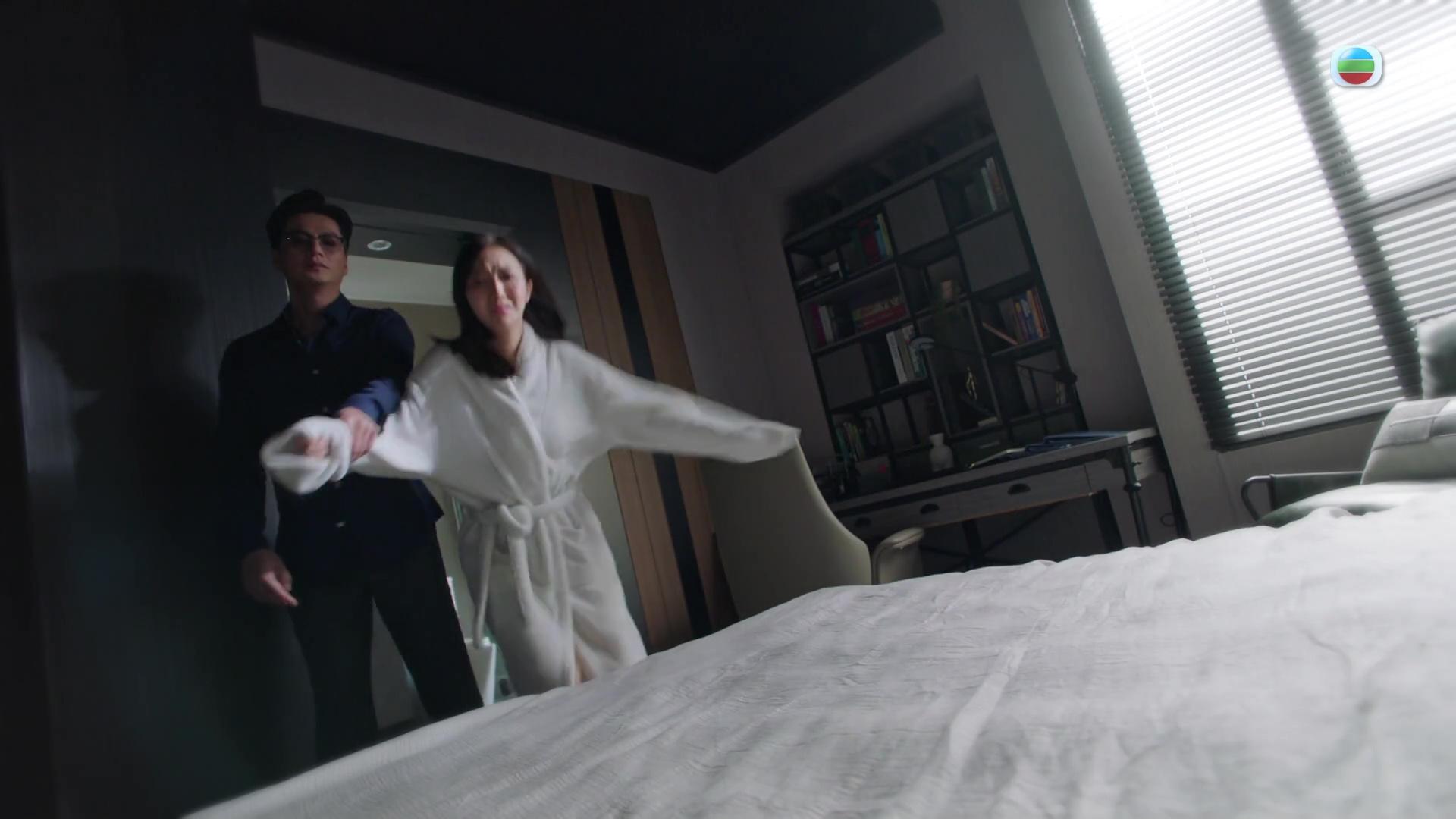 《金式森林》昨晚一集焦點落在羅子溢與何依婷的激烈床戲。