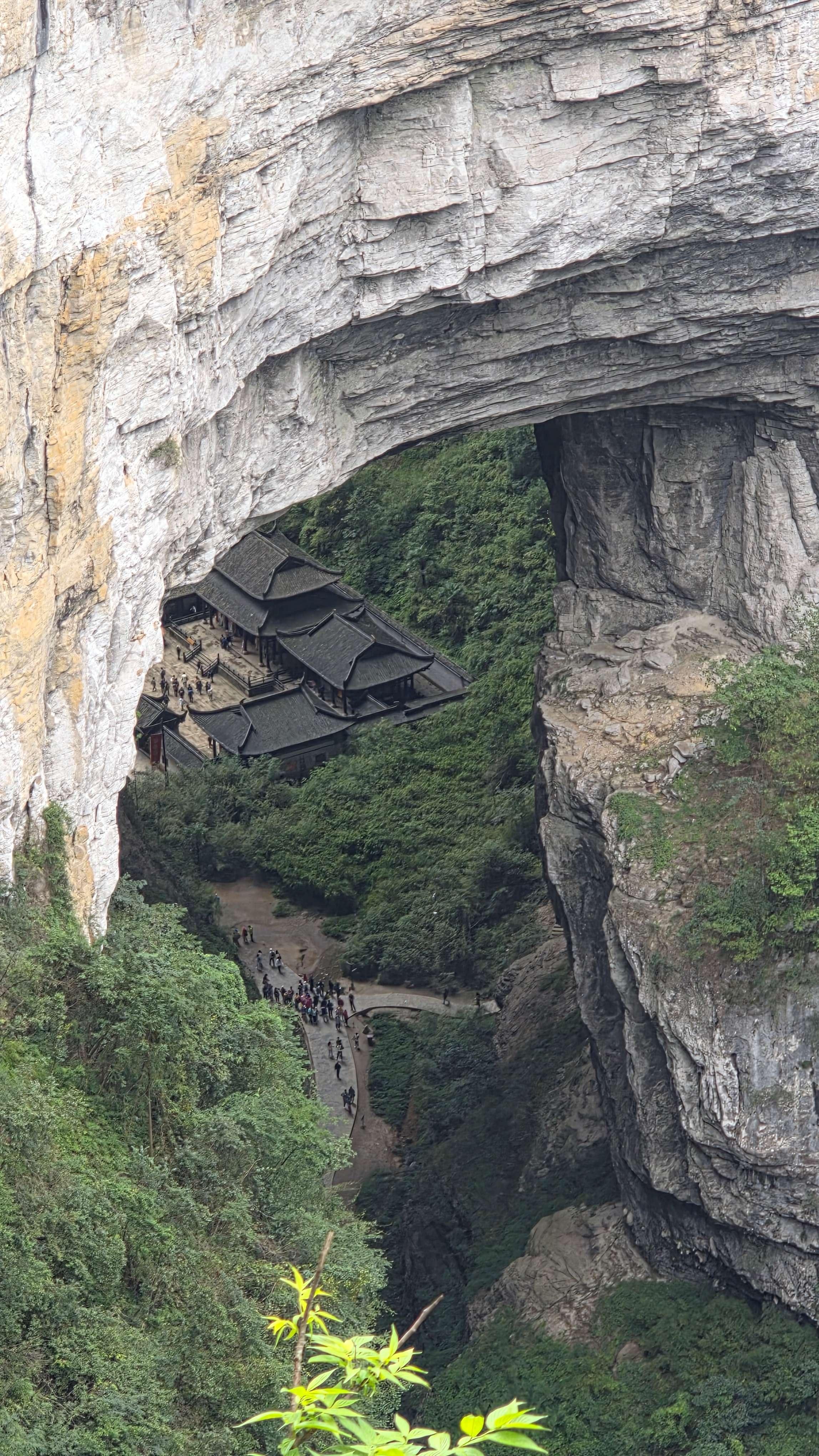 俯瞰天龍橋,遊人與建築都變得渺小。