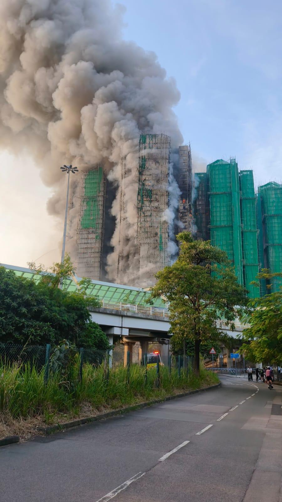 大埔宏福苑宏昌閣外牆棚架起火,消防將火警升為四級。 (網上圖片)