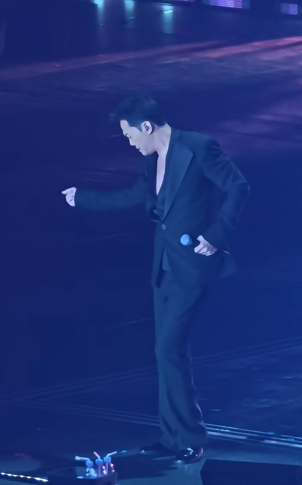 謝天華dancer出身,跳唱《愛很簡單》不意外。(影片截圖)