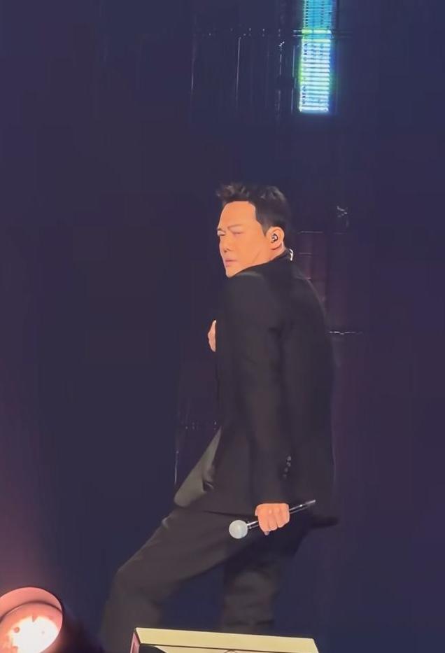 謝天華跳唱《愛很簡單》,成為網上熱話。(影片截圖)