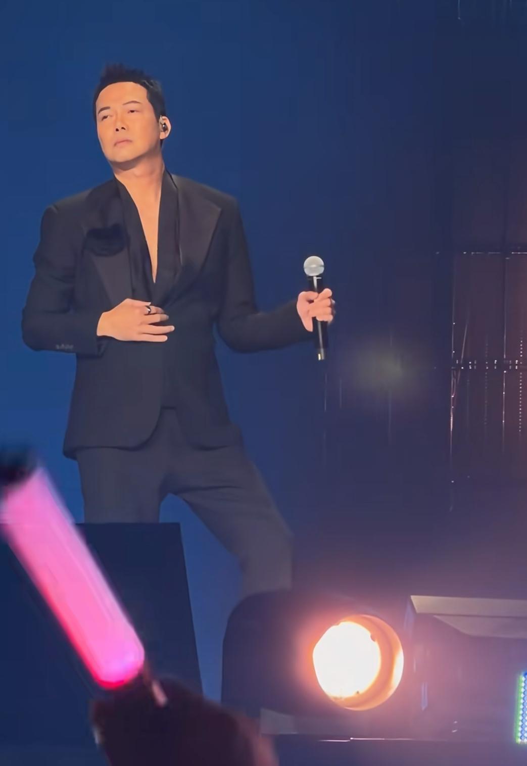 謝天華跳唱《愛很簡單》在台上非常投入。(影片截圖)