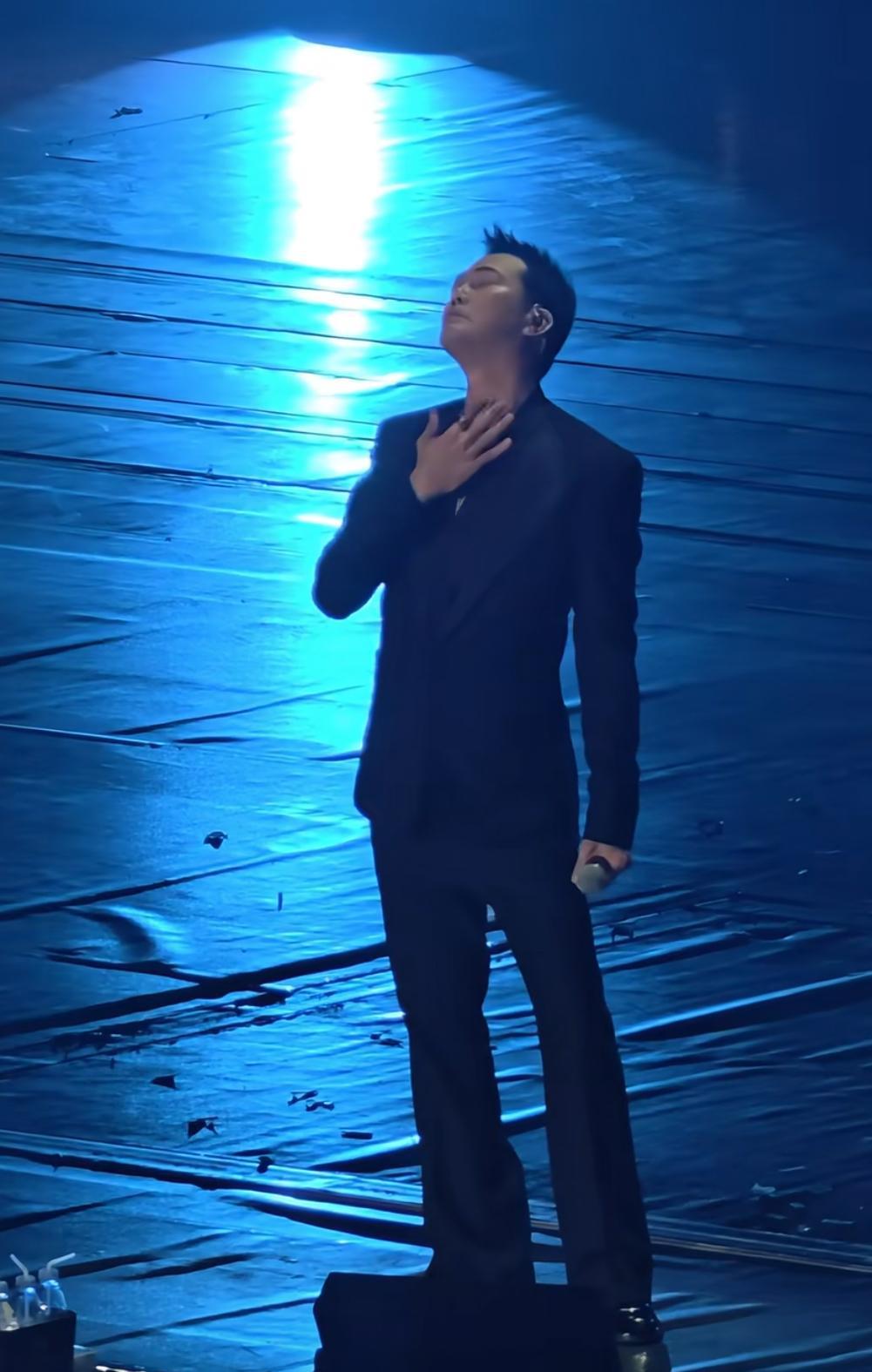 謝天華演唱陶喆嘅《愛很簡單》。(影片截圖)