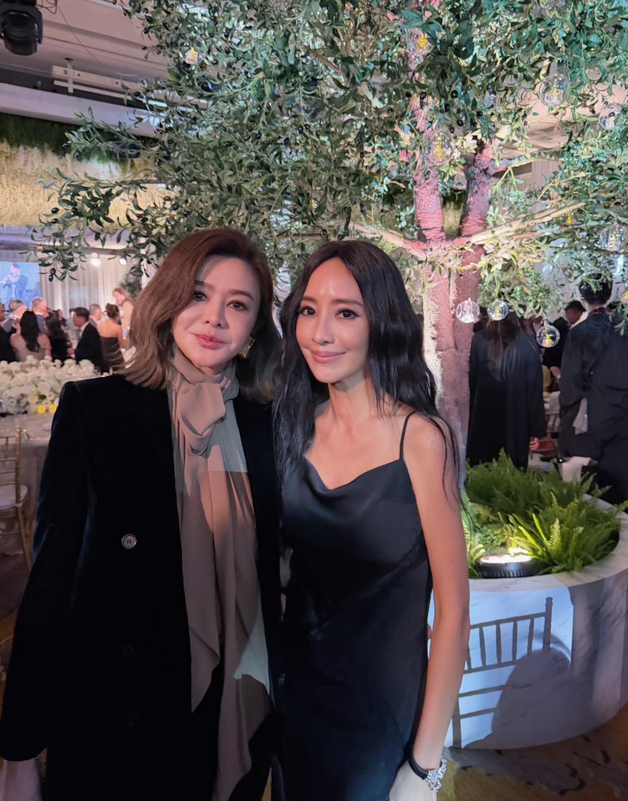 關穎在IG限時動態分享與大美人關之琳合照。