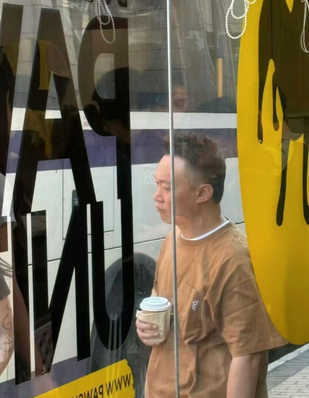 Eason一改近年維持多年的攣毛髮型,剪了一頭短髮。