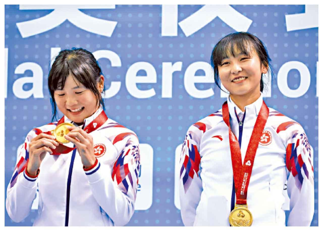 李思穎(右)與拍檔梁穎儀奪金。(林俊源攝)