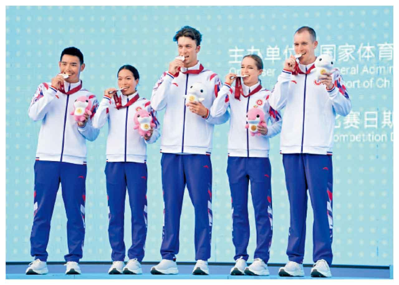 三項鐵人賽混合接力賽港隊摘銀。(大會相片)