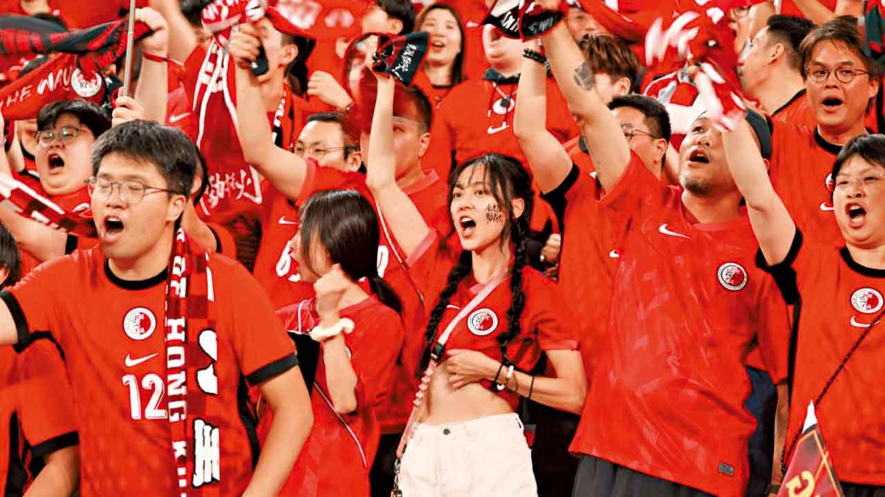 港隊球迷落力打氣。