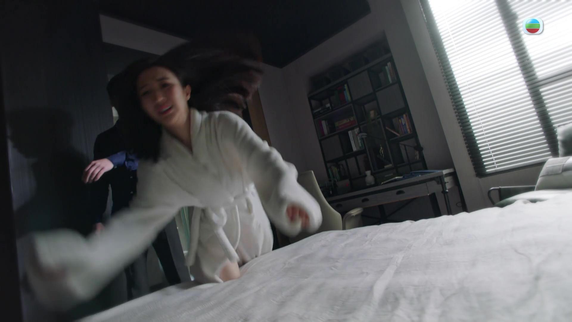 《金式森林》昨晚一集焦點落在羅子溢與何依婷的激烈床戲。