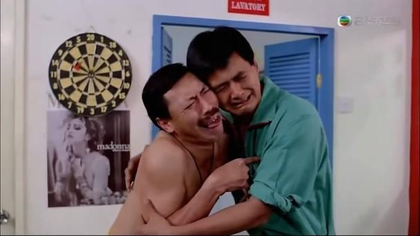 馮淬帆在《精裝追女仔》中「收縮水」一幕成為觀眾集體回憶。