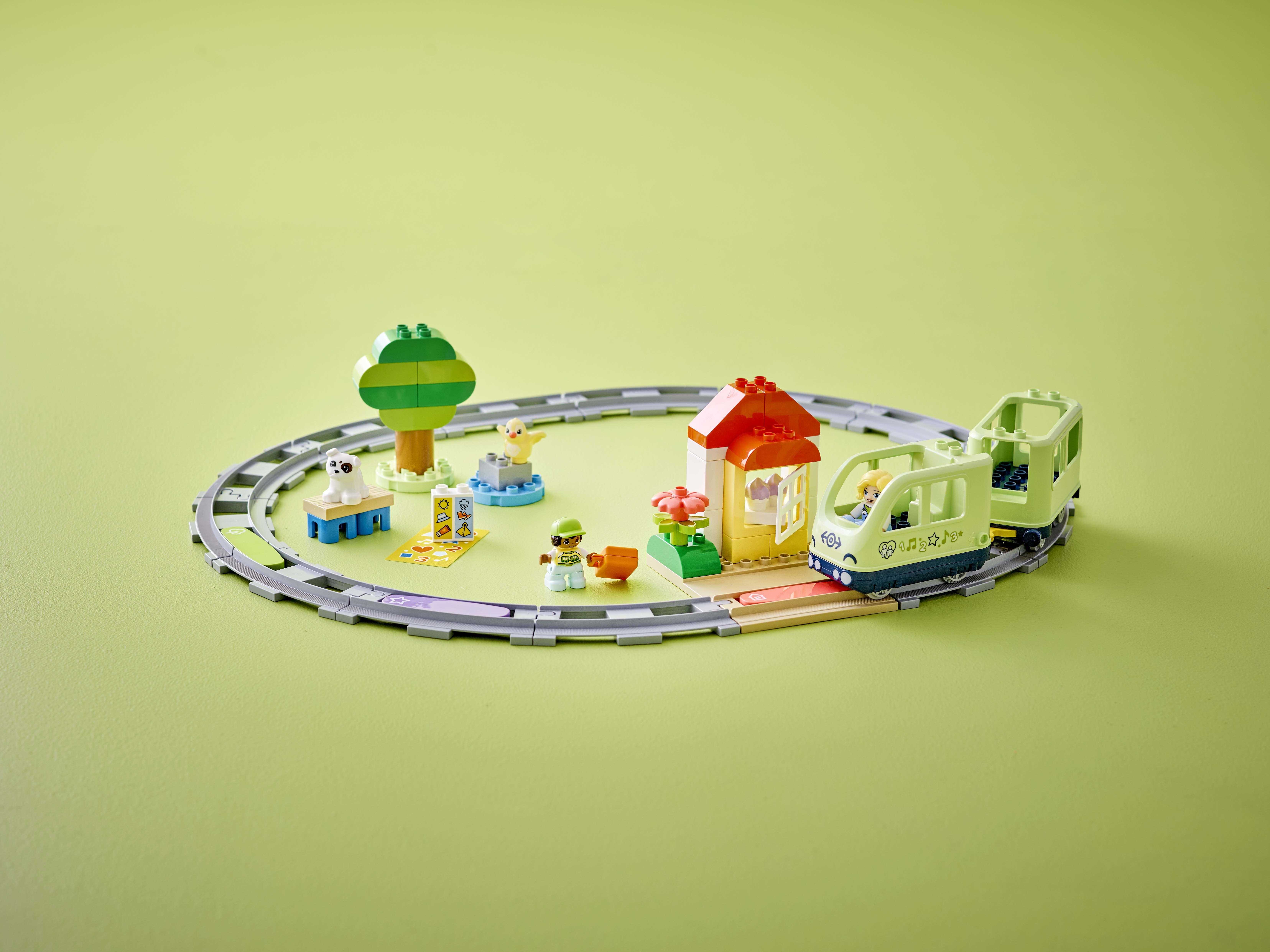 LEGO® 互動式冒險列車(10427)適合 2 歲以上的幼兒,使 他們可以自行決定想去的地方,然後開展充滿燈光、音效 與學習的旅程。藉此培養他們的耐心與磨練精細動作的技 能,增加他們的學習力。