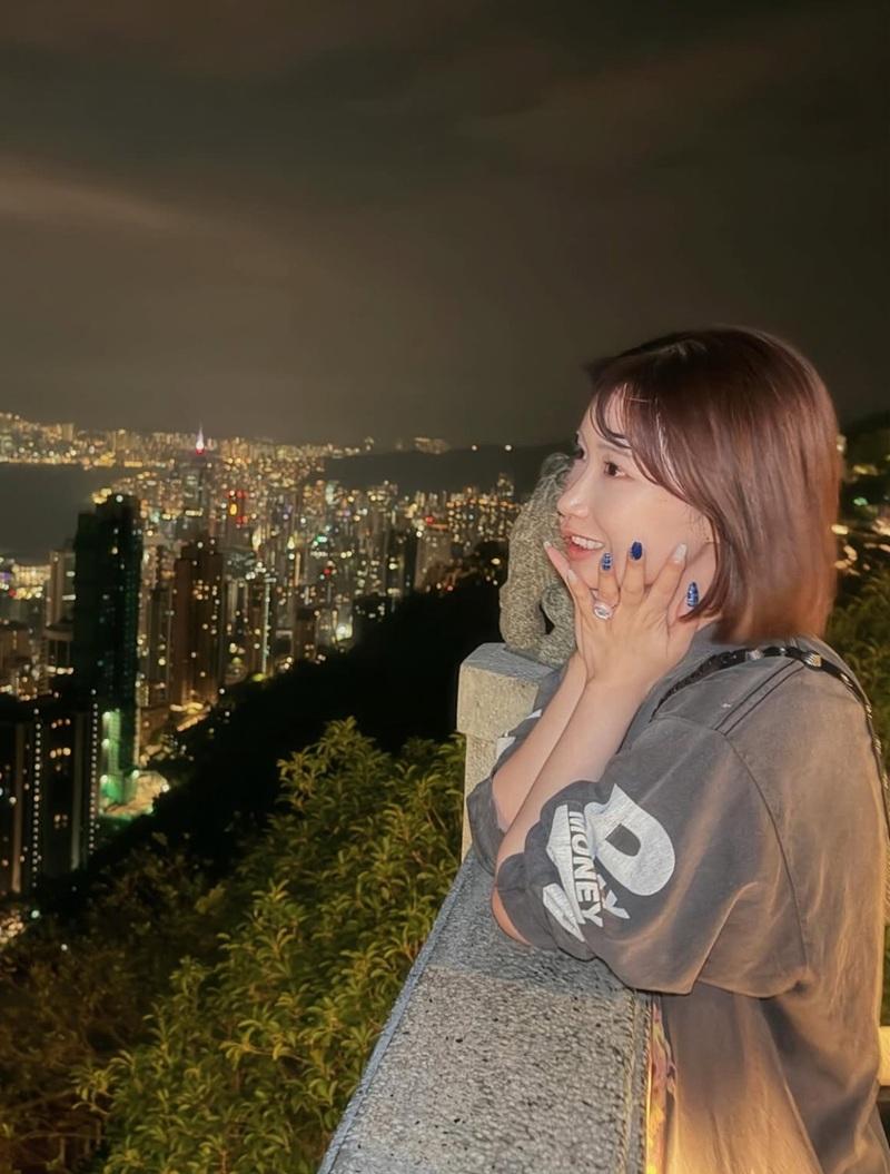 美園和花早前來港工作,順道欣賞夜景。