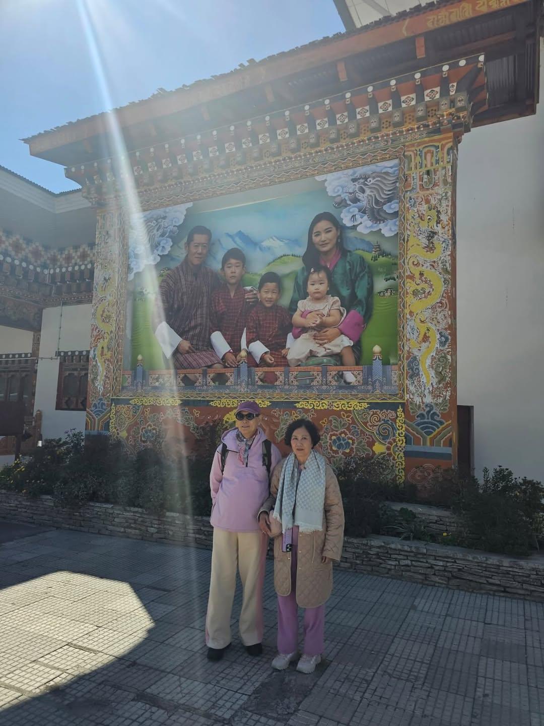 汪明荃羅家英甜蜜不丹之旅瘋狂穿情侶裝襯到絕。