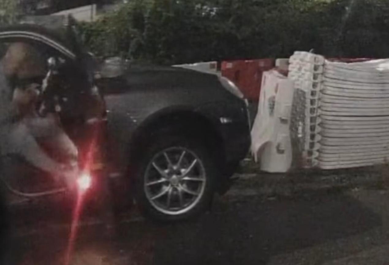 一名光頭男子疑將女伴打至暈倒。(fb「香港馬路炸彈資料庫」截圖)