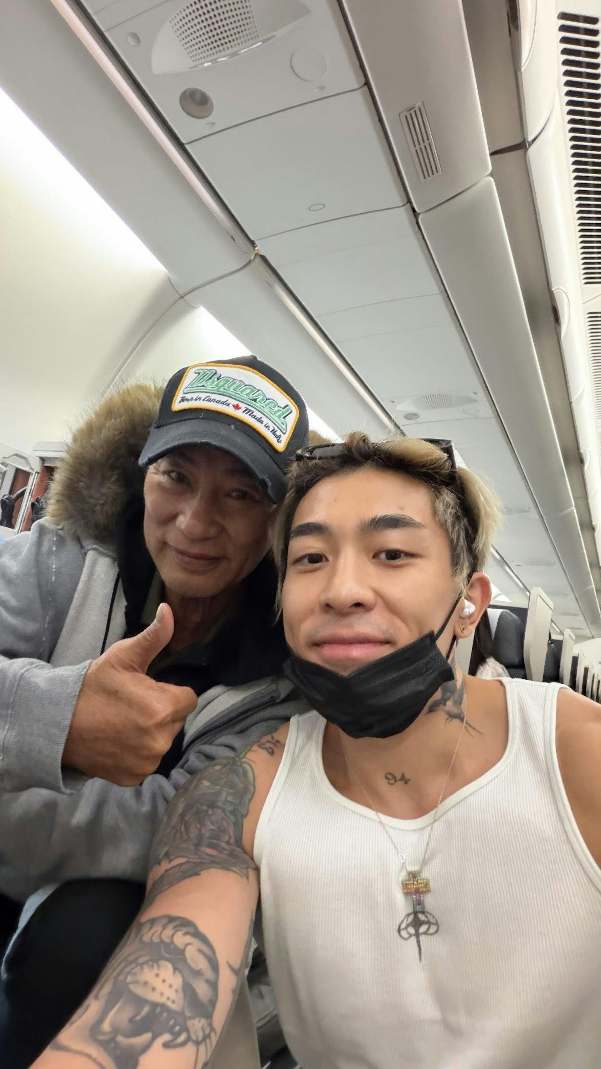 Tyson Yoshi日前在Threads上分享在飛機偶遇影帝任達華的合照