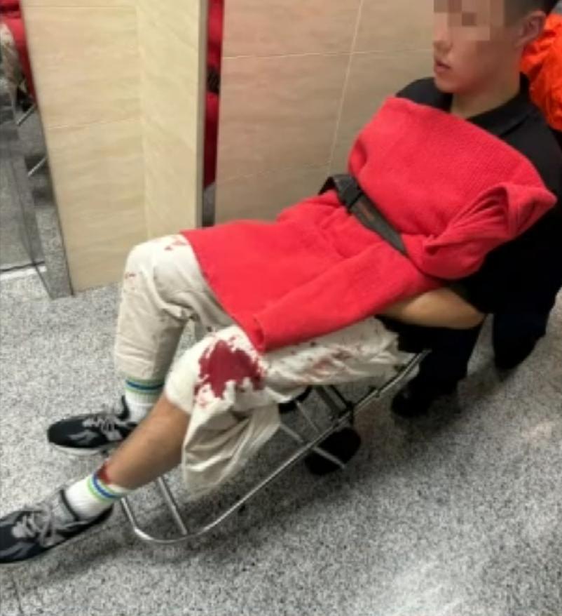 海關人員執行職務時被斬傷。(now新聞截圖)