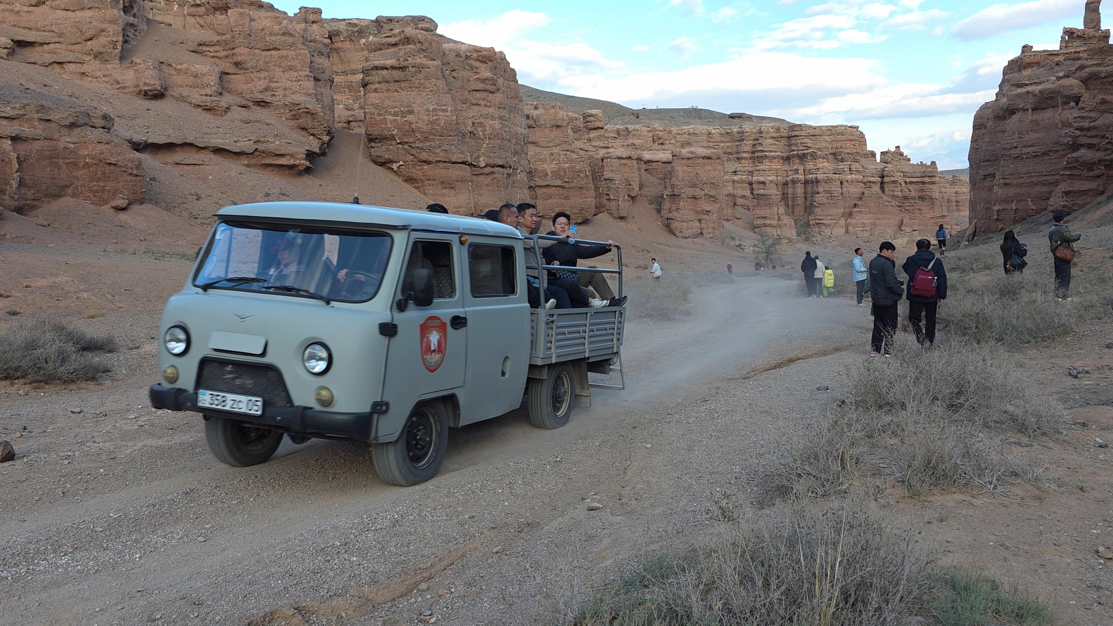 不想步行的話也可坐「的士」,單程收費800 Tenge(約港幣11元)。