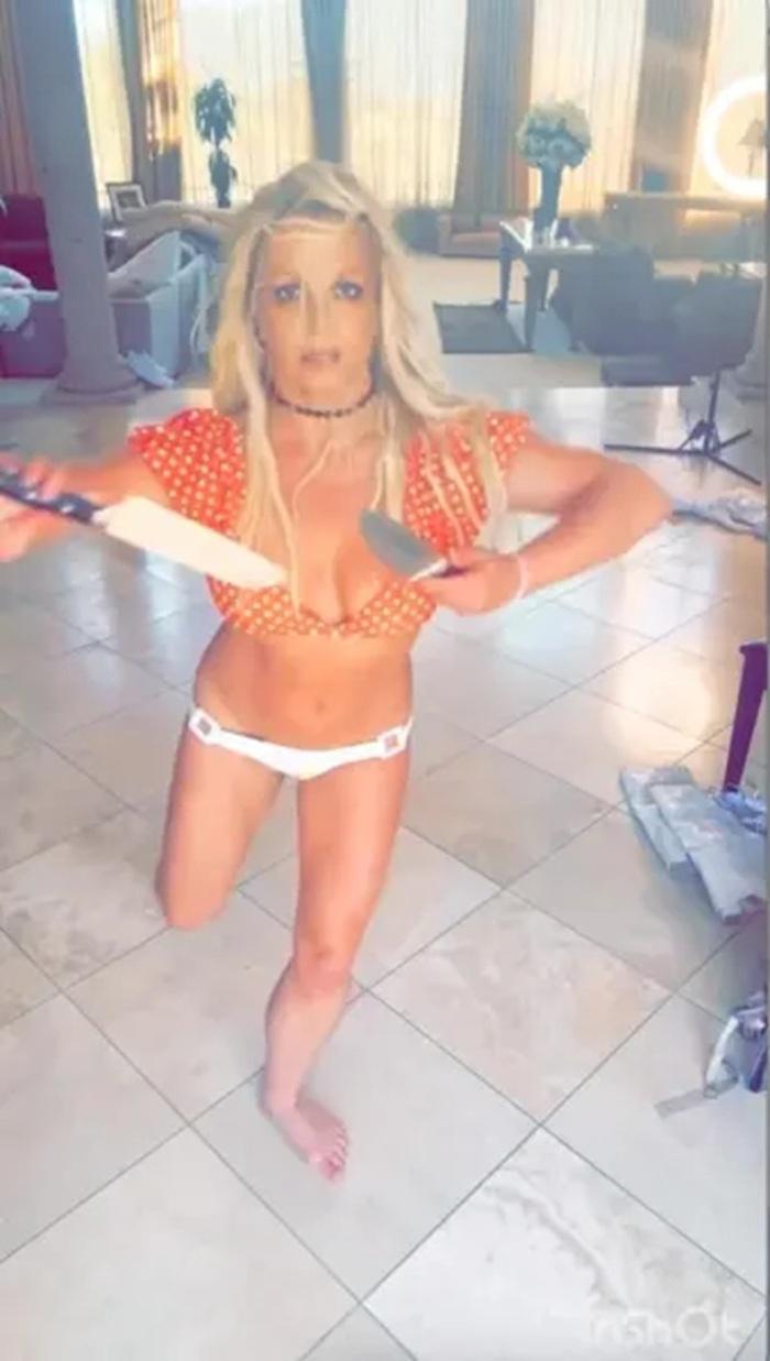 最令人震驚是深夜拿刀在兩個仔的睡房外徘徊。