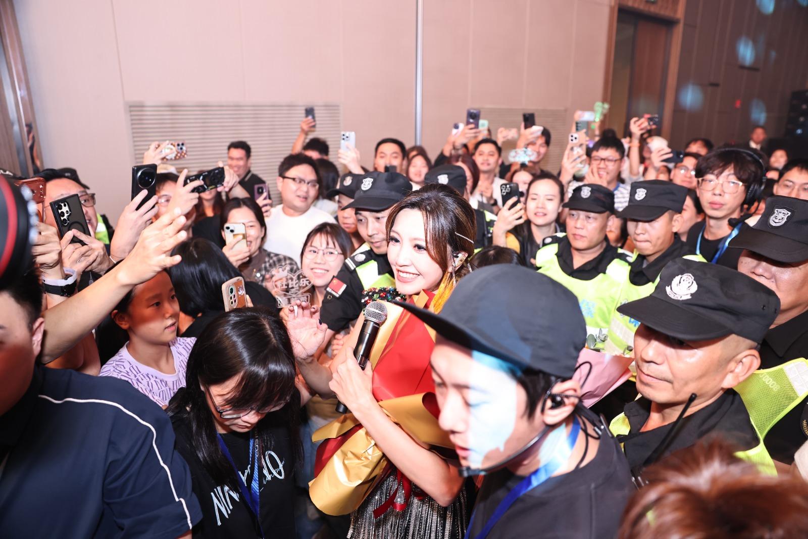 Jinny到台下和觀眾握手互動,場面非常熱鬧。