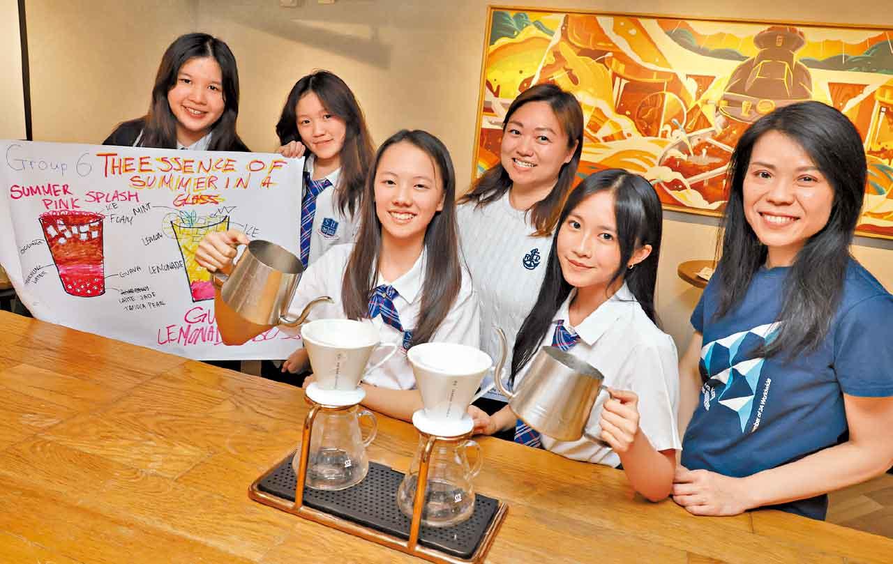 李文希(左二)指,作為商科學生喜歡創新;周卓思(右二)則表示,很開心可以發揮在學校學到的知識。