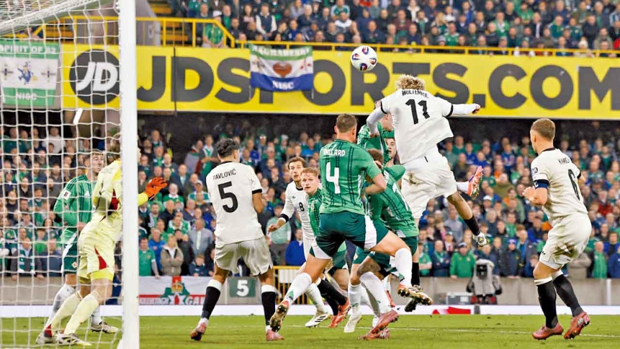 禾達美迪(11號)身材高大。