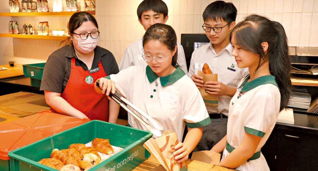 唐鐥楠(前排中)表示,親身體驗過才發現,沖咖啡比想像中更須技術含量。