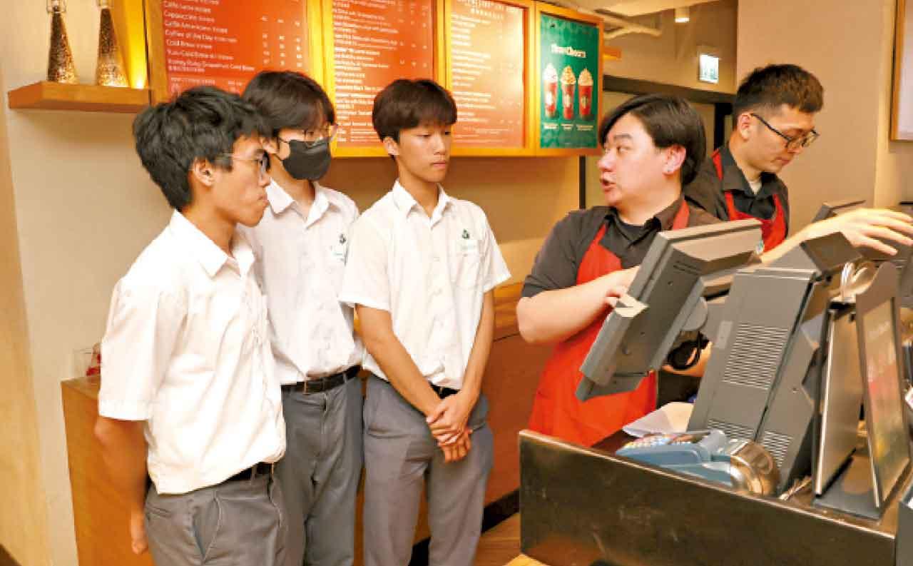 星巴克香港與青年成就香港部合辦JA青年培育計劃。