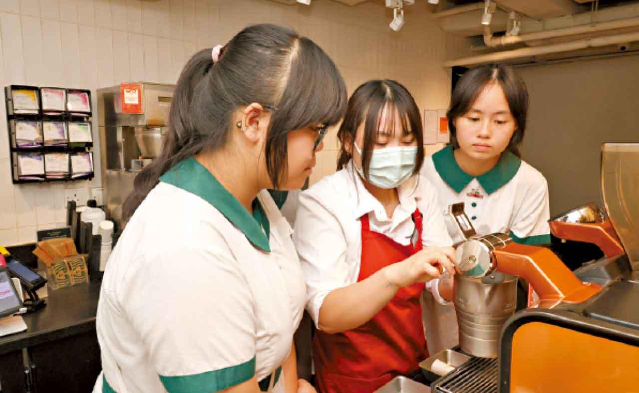 事業準備課程讓學生於員工指導下體驗咖啡師工作。