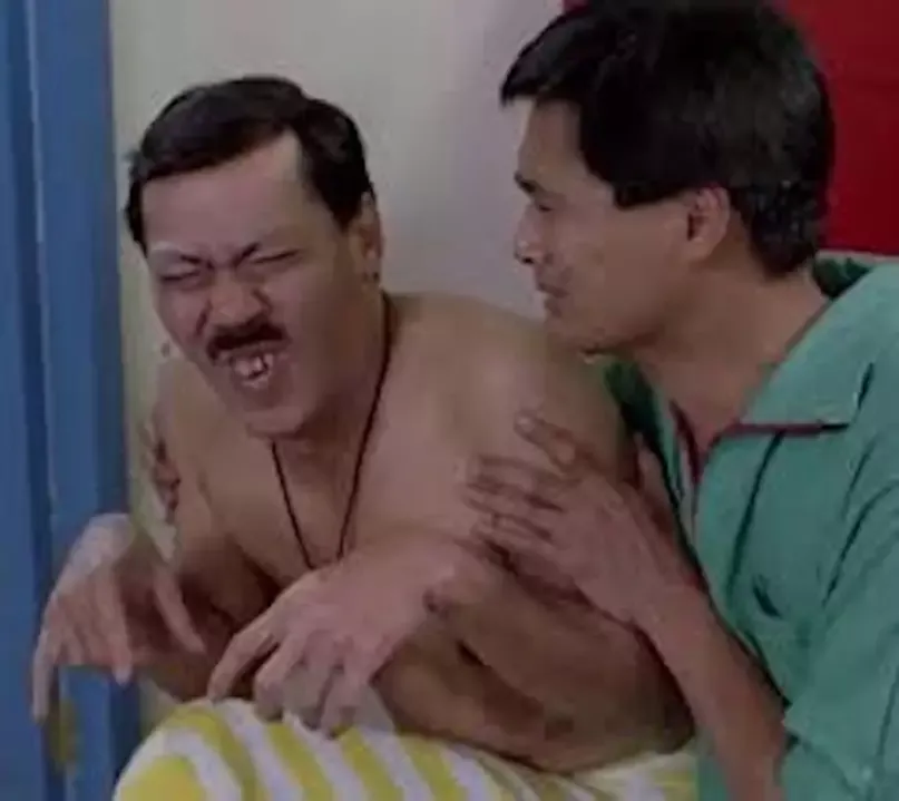 馮淬帆在《精裝追女仔》中「收縮水」一幕成為觀眾集體回憶。