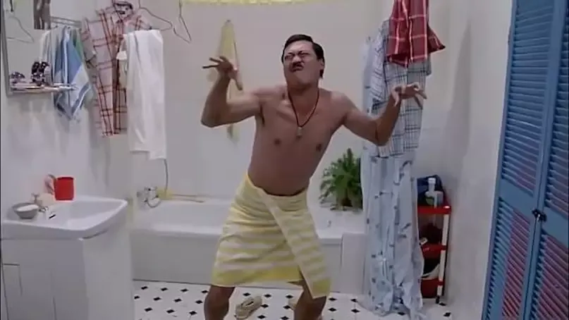 馮淬帆在《精裝追女仔》中「收縮水」一幕成為觀眾集體回憶。